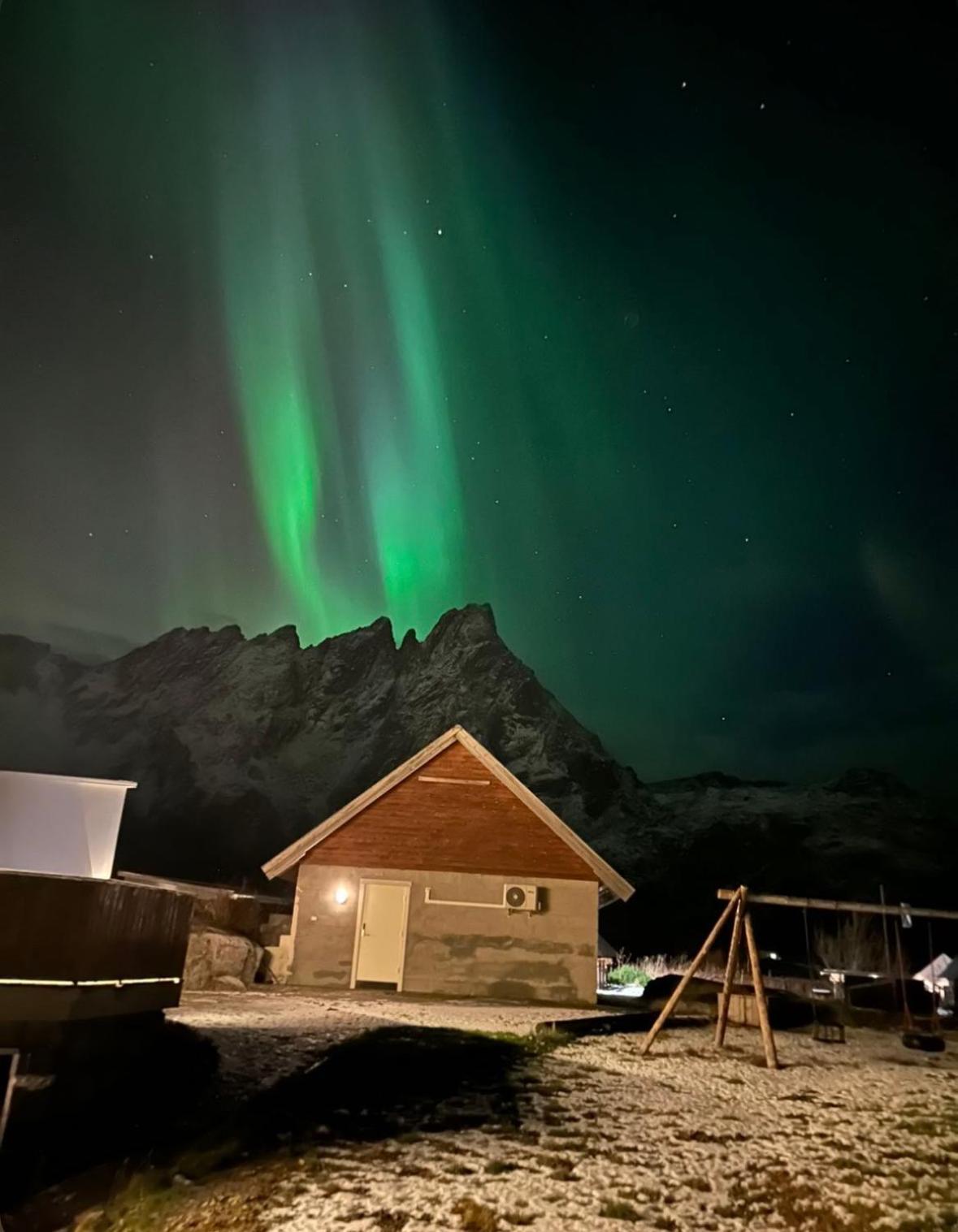 Leilighet Ballstad Luaran gambar